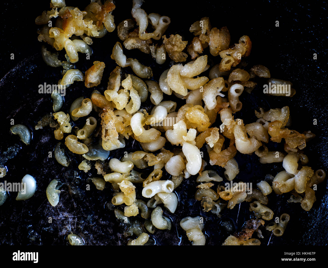 Guastato cibo: la pasta essiccata in una padella Foto Stock