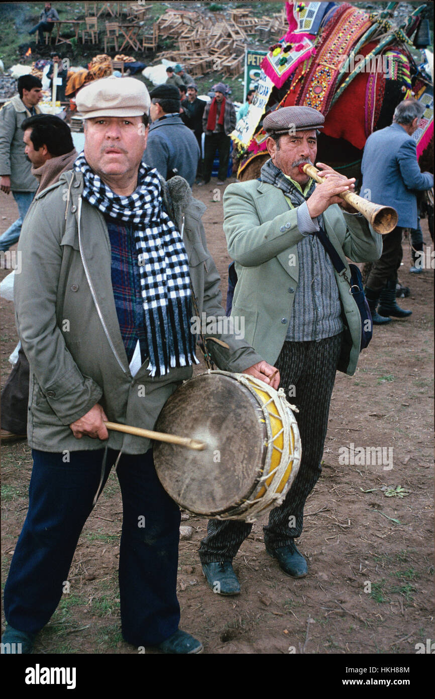 Bagno turco musicisti di suonare uno strumento a fiato in legno, zurna