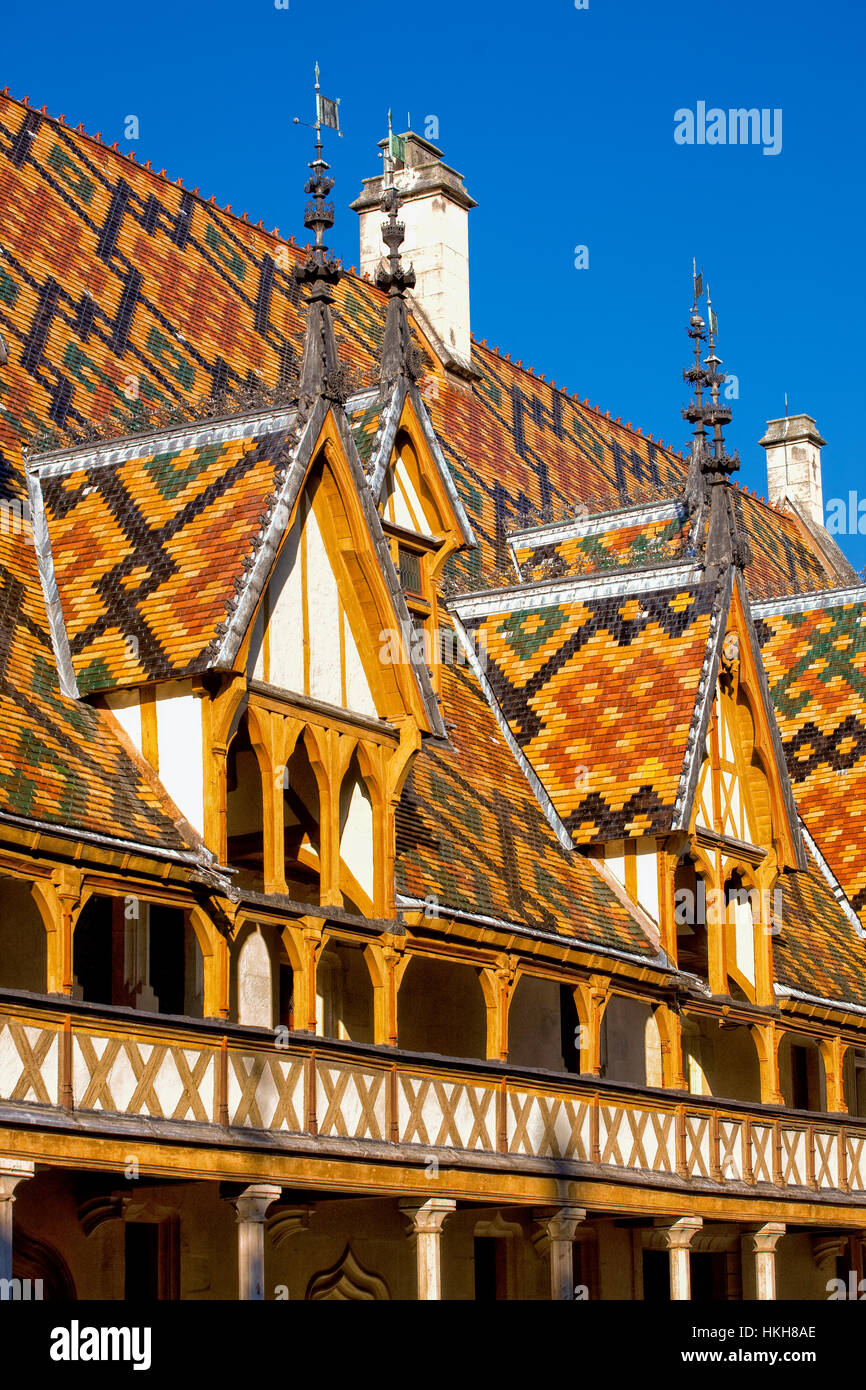 In piastrelle policrome tetto dell'Hospices de Beaune in Borgogna Foto Stock