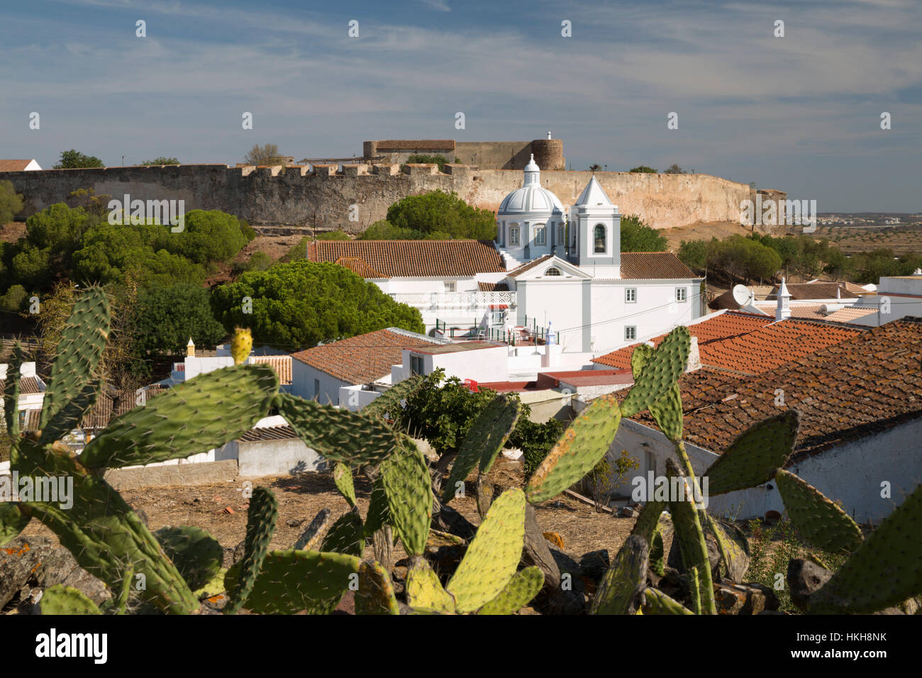 Vista sulla città bianca e il castello del XIII secolo, Castro Marim, Algarve, Portogallo, Europa Foto Stock