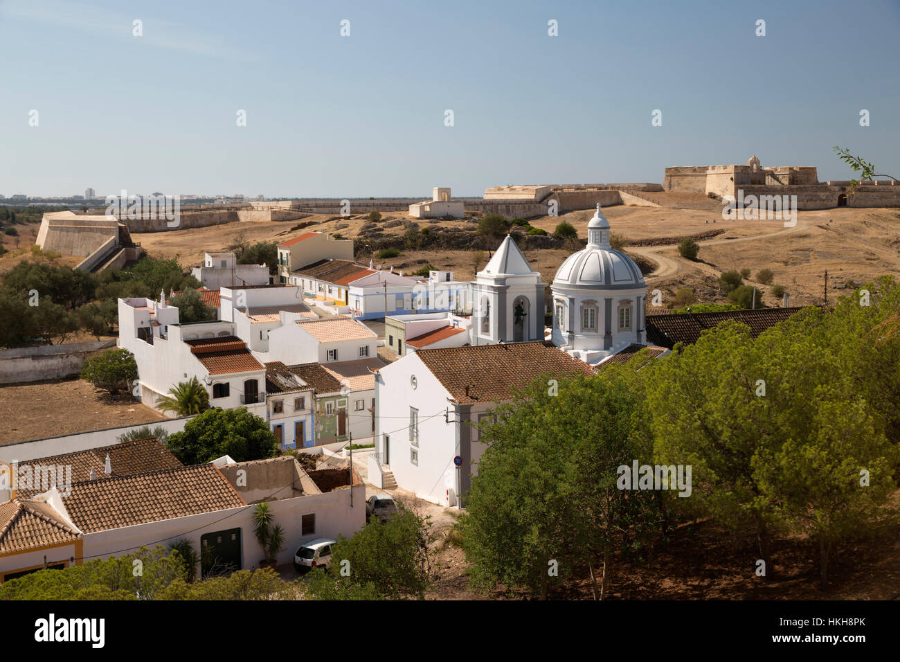 Vista sulla città bianca e il XVII secolo Fortaleza de Sao Sebastiao castello, Castro Marim, Algarve, Portogallo, Europa Foto Stock