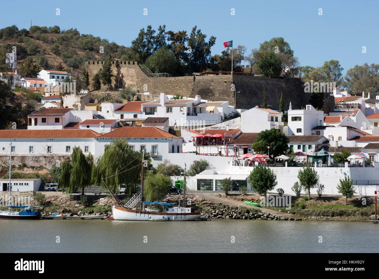 Alcoutim e castello imbiancato villaggio sul Rio fiume Guadiana, Alcoutim, Algarve, Portogallo, Europa Foto Stock