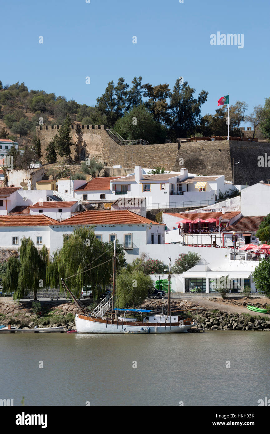Alcoutim e castello imbiancato villaggio sul Rio fiume Guadiana, Alcoutim, Algarve, Portogallo, Europa Foto Stock