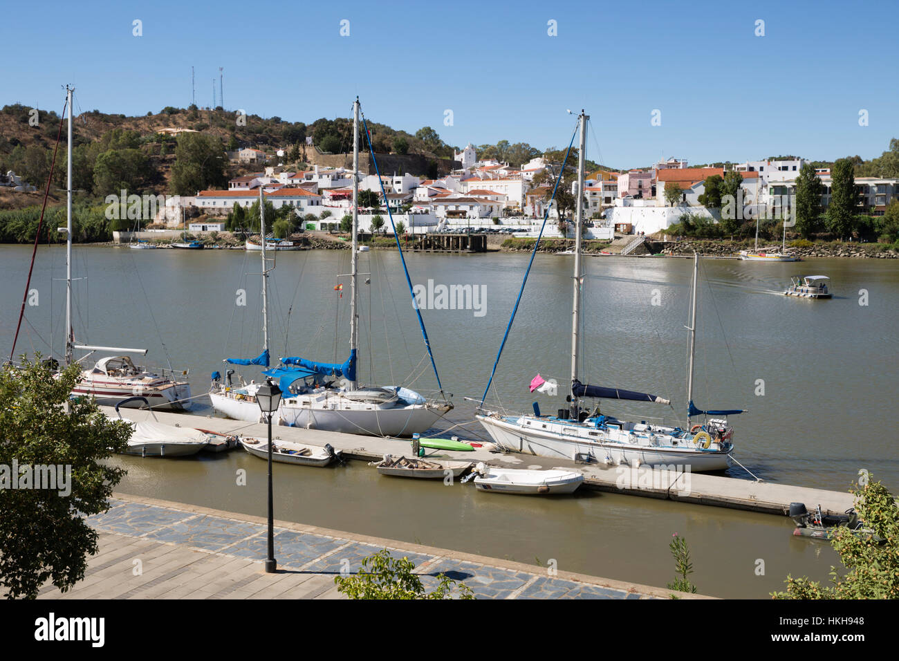 Vista da Sanlucar De Guadiana in Spagna attraverso il Rio fiume Guadiana a Alcoutim village, Alcoutim, Algarve, Portogallo, Europa Foto Stock