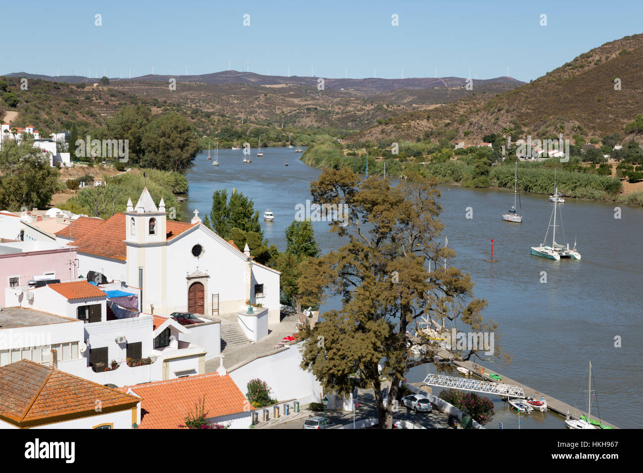 Vista sul villaggio imbiancate di Alcoutim sul Rio fiume Guadiana, Alcoutim, Algarve, Portogallo, Europa Foto Stock