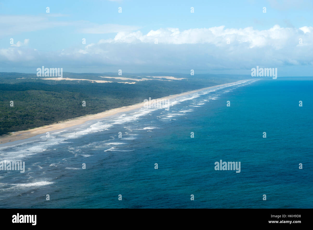 Vista di settanta cinque miglia di spiaggia su Fraser Island dall'aria, Queensland Australia Foto Stock