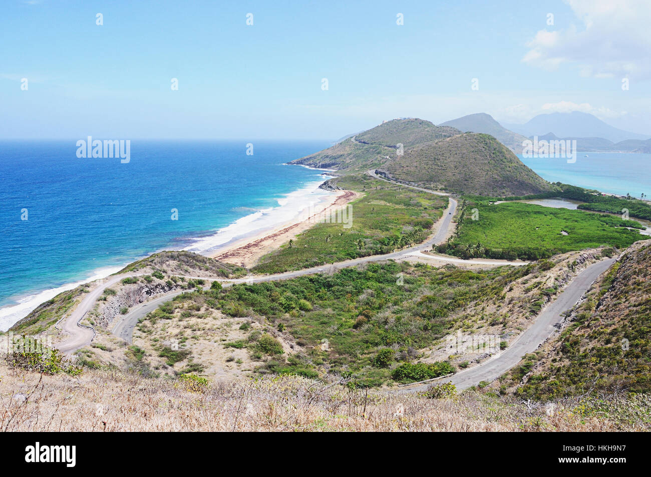 Spiaggia caraibica in giornata soleggiata da vista aerea Foto Stock