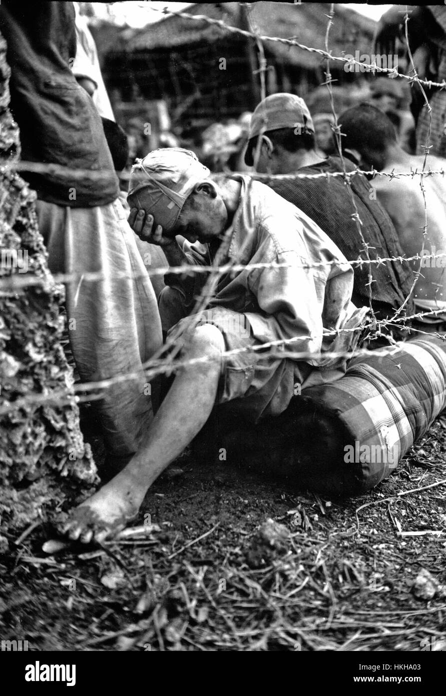 Battaglia di Okinawa aprile-giugno 1945. Giapponese prigionieri catturati dal US 6° Divisione Marine l'ultimo giorno della battaglia Foto Stock