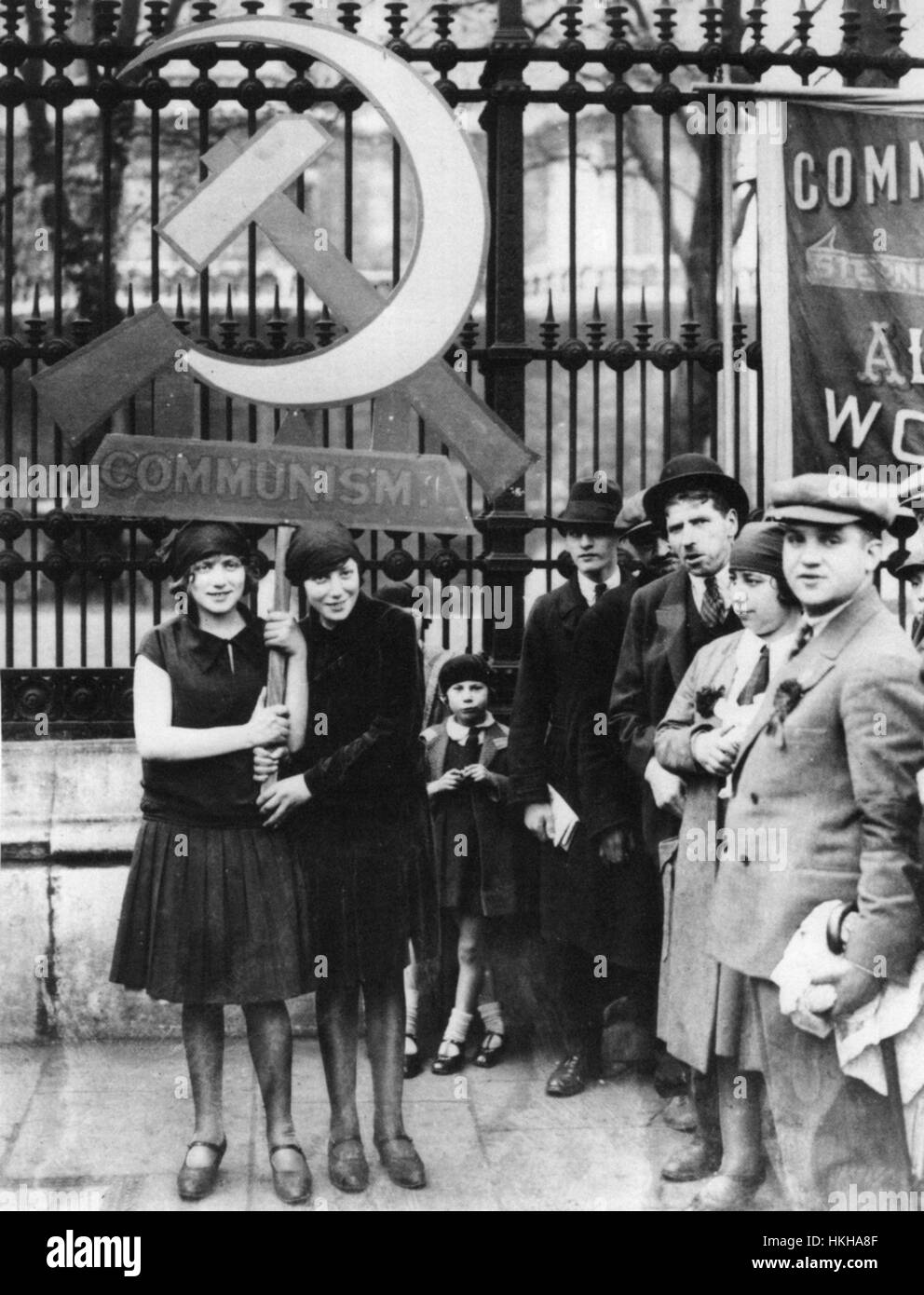 BRITISH PARTITO COMUNISTA giovani sostenitori dimostrando al di fuori del Museo Britannico circa 1921 Foto Stock