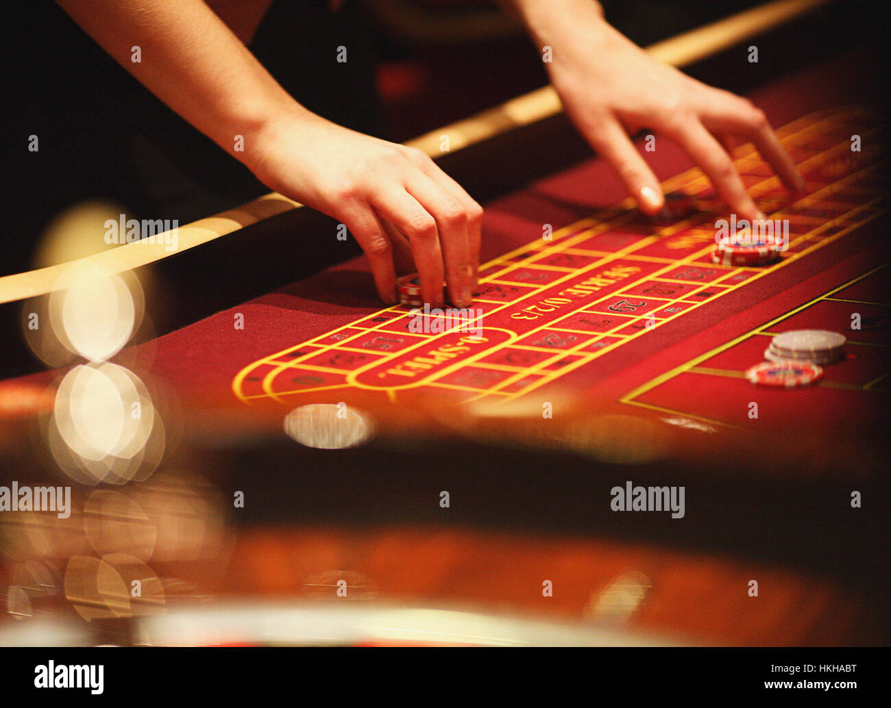 Chip come stock sulla tabella rossa nel casinò Foto Stock