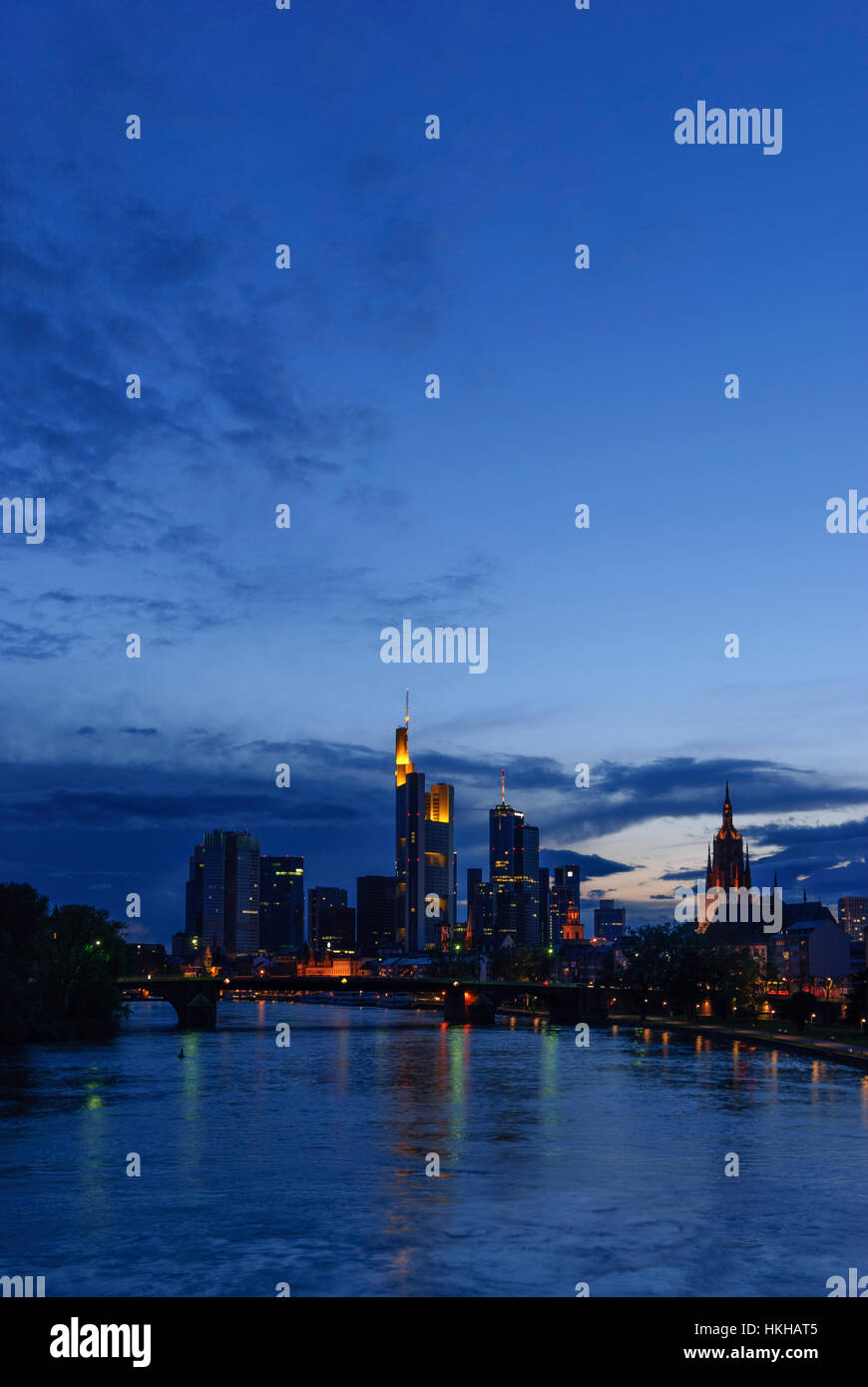 Frankfurt am Main: principale con un alto-aumento skyline e cattedrale, Principale, Assia, Hesse, Germania Foto Stock