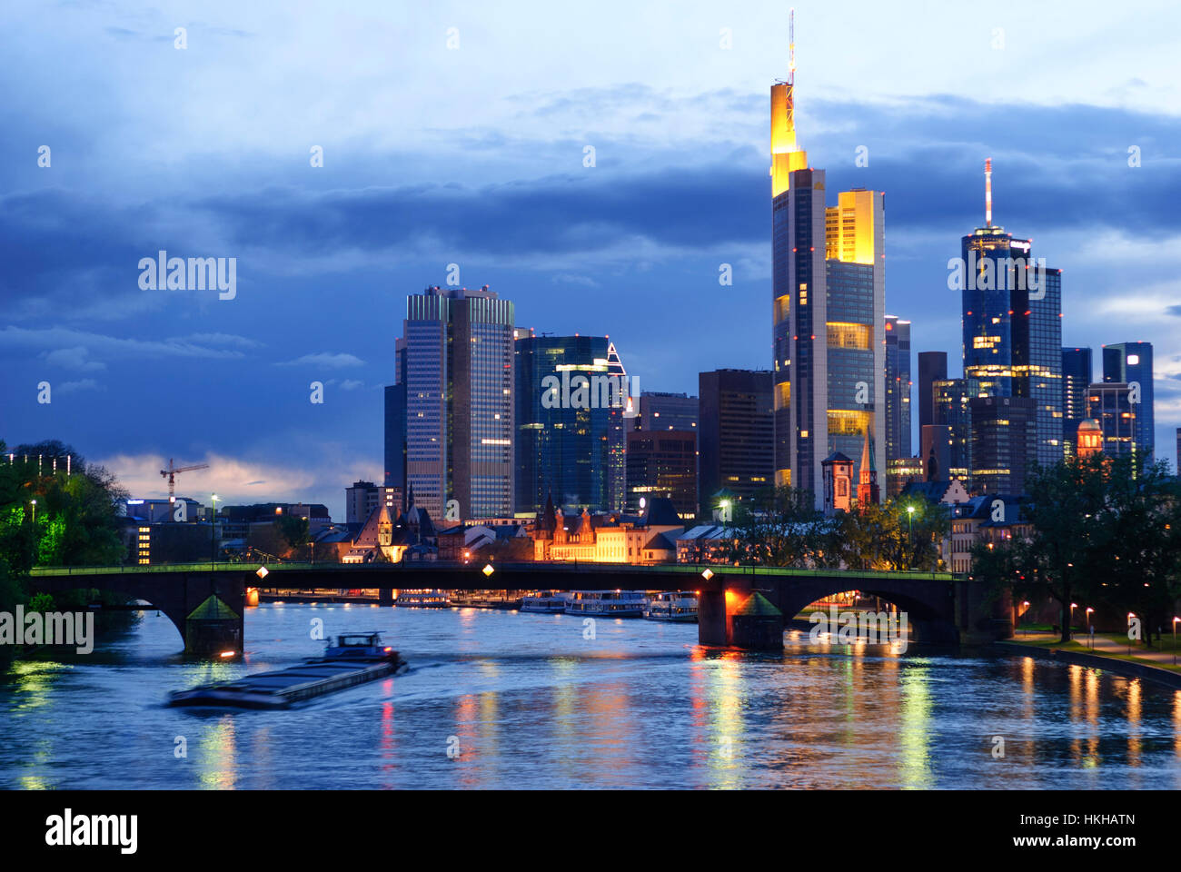 Frankfurt am Main: principale con un alto-aumento skyline, nave, Main, Assia, Hesse, Germania Foto Stock