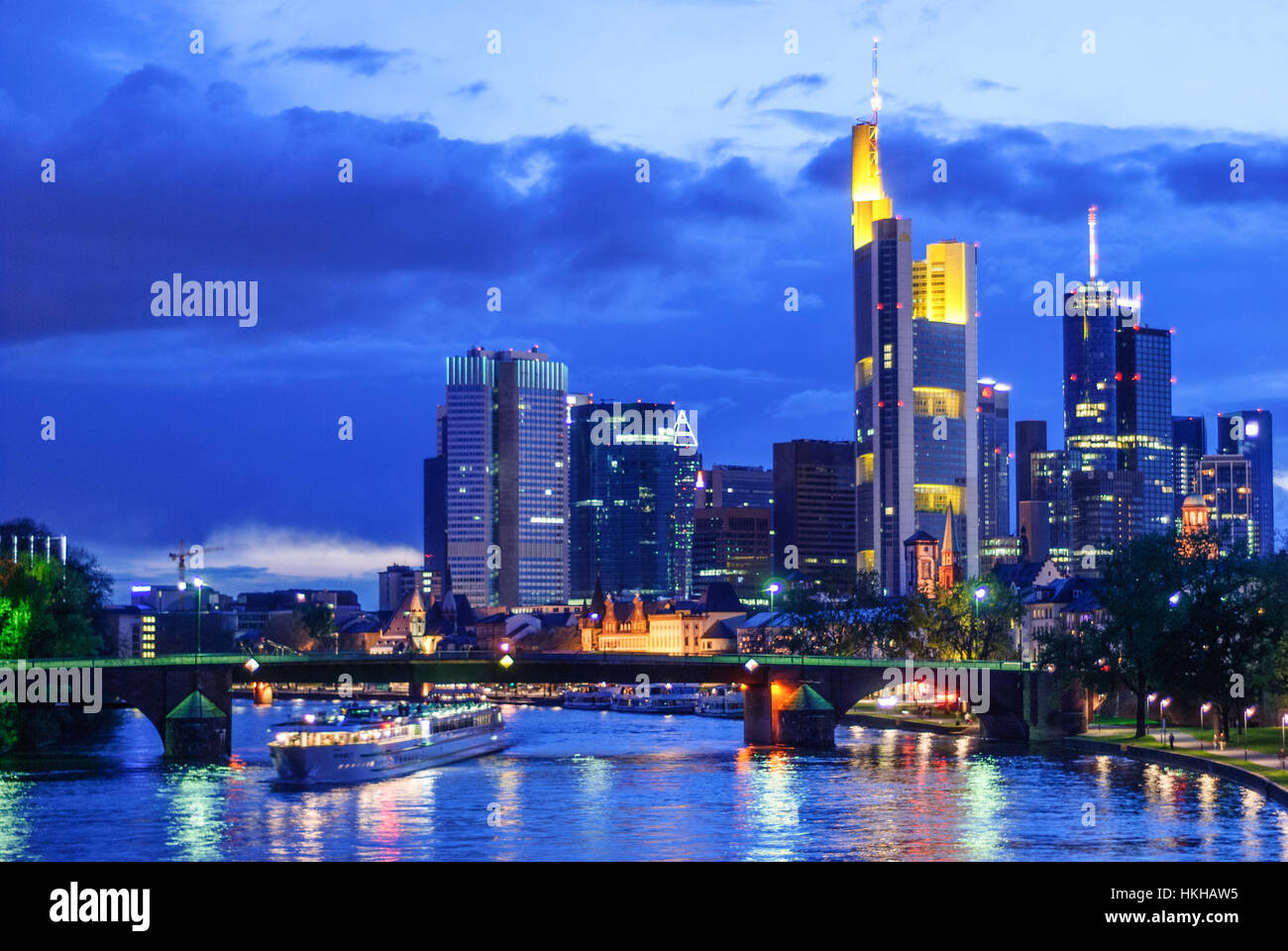 Frankfurt am Main: principale con un alto-aumento skyline, nave, Main, Assia, Hesse, Germania Foto Stock