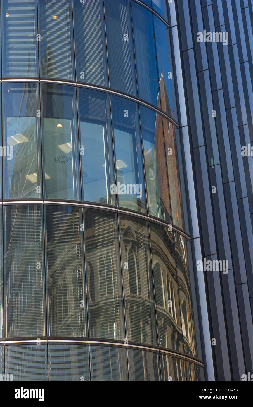 Office building Reflection nel quartiere finanziario della City of London, o nelle vicinanze. Scala aziendale per scalata metafora, scala professionale, riflessi di vetro Foto Stock