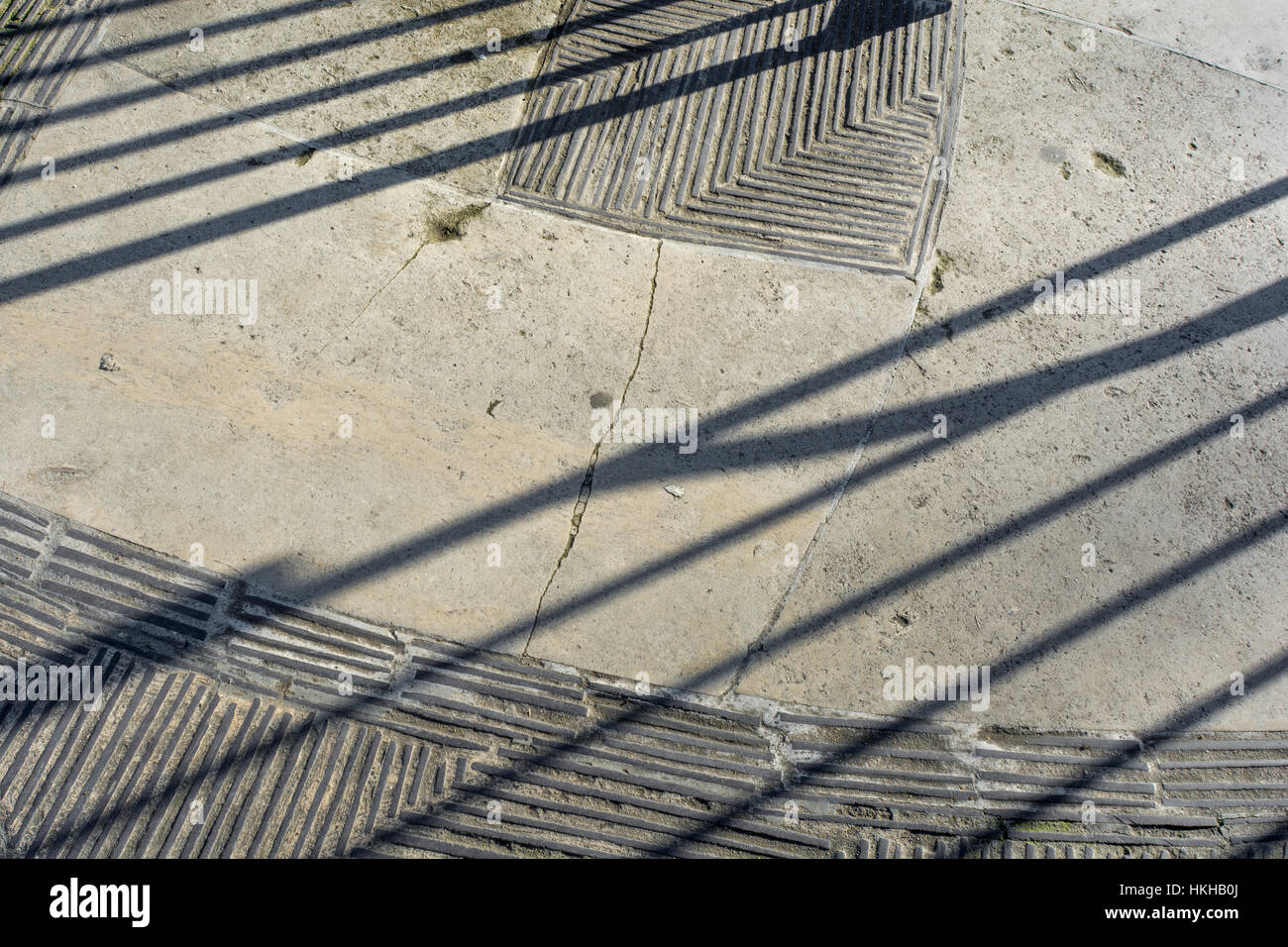Superficie / passerella e ombre al Tower Hill Memorial presso i Trinity Square Gardens, Londra EC3. Righe astratte Foto Stock