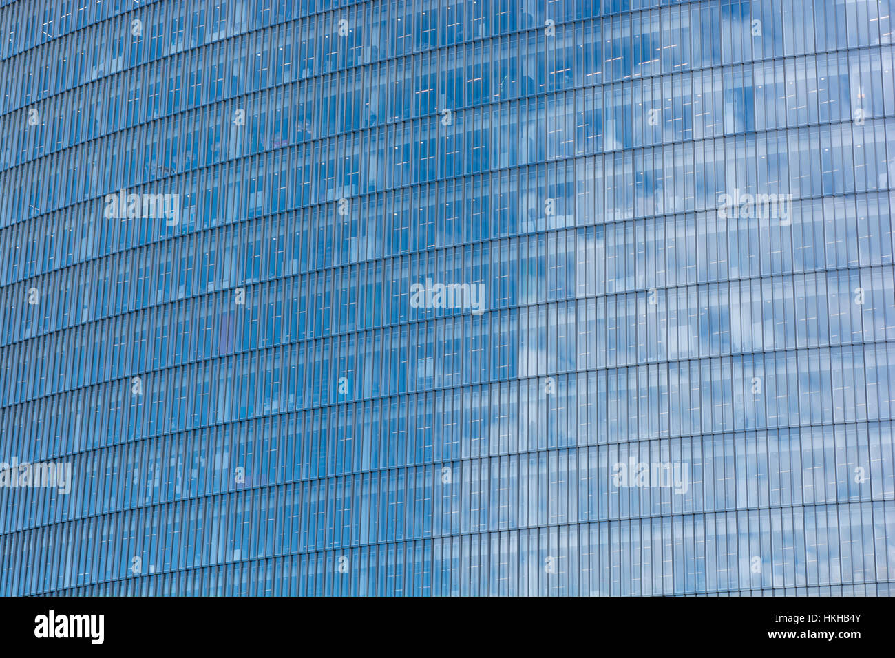 Edificio per uffici riflessione nella City di Londra il distretto finanziario, o vicino (effettivamente London Bridge). Metafora arrampicata su scala aziendale. Foto Stock