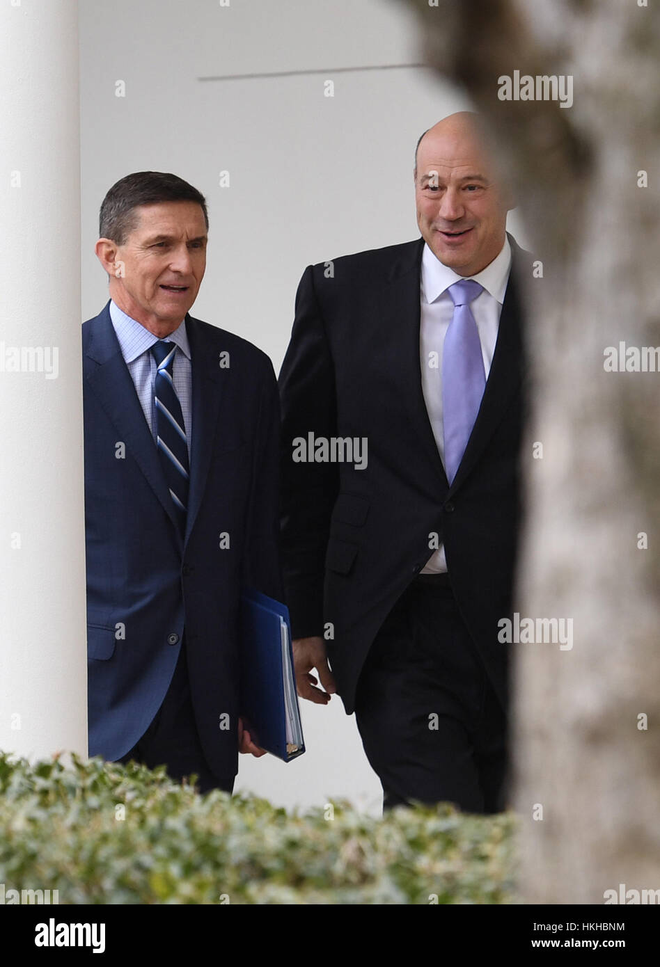National Security Advisor Michael T.Flynn (sinistra) segue il primo ministro Theresa Maggio e il presidente statunitense Donald Trump lungo il White House Colonnade durante la sua visita a Washington DC, Stati Uniti d'America. Foto Stock