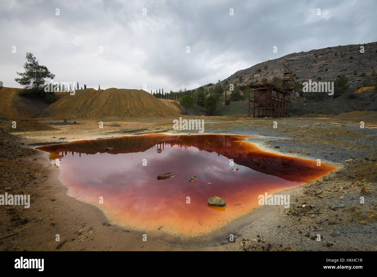 Il lago con il rosso inquinato acque tossiche di una miniera di rame abbandonata a Mitsero area in Cipro Foto Stock