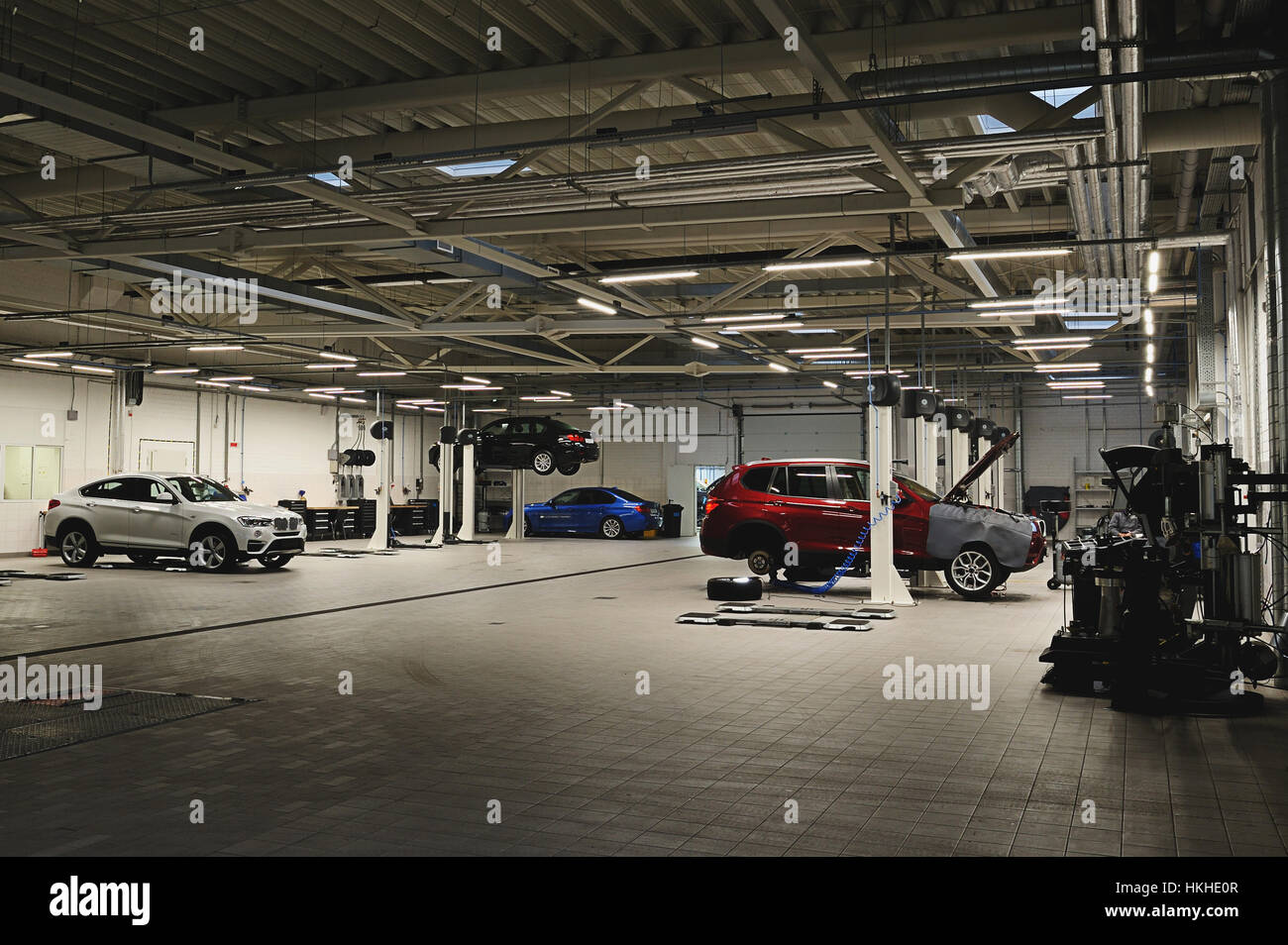 Auto in riparazione elettrico in grande e pulita garage Foto Stock