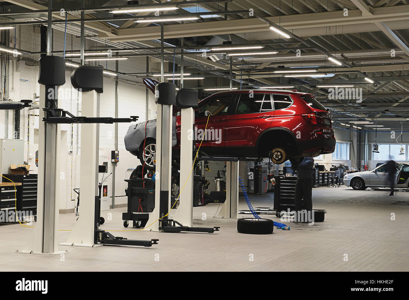 Auto appeso nella luminosa e moderna garage Foto Stock