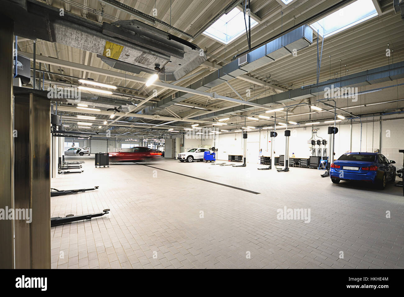 Riparazione auto in grande e pulita garage Foto Stock