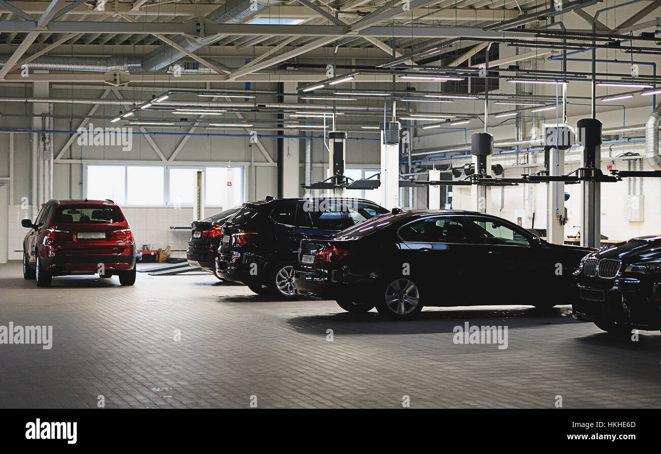 Auto parcheggiate in negozio di riparazione di grandi e pulite Foto Stock
