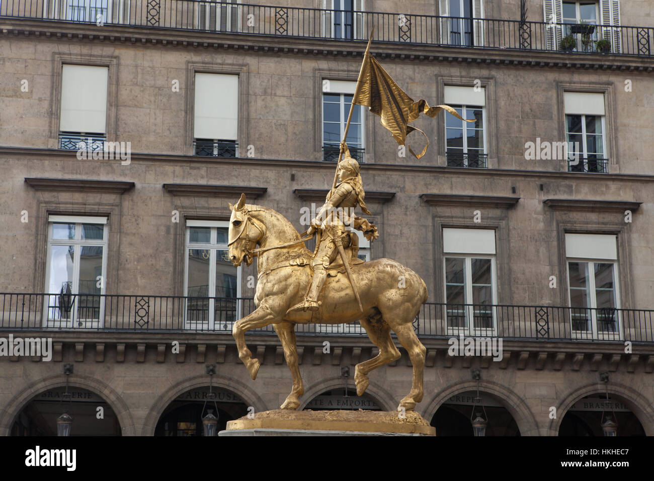 Statua equestre di Giovanna d'Arco (1874) da scultore francese Emmanuel Fremiet in Place des Pyramides a Parigi, Francia. Foto Stock