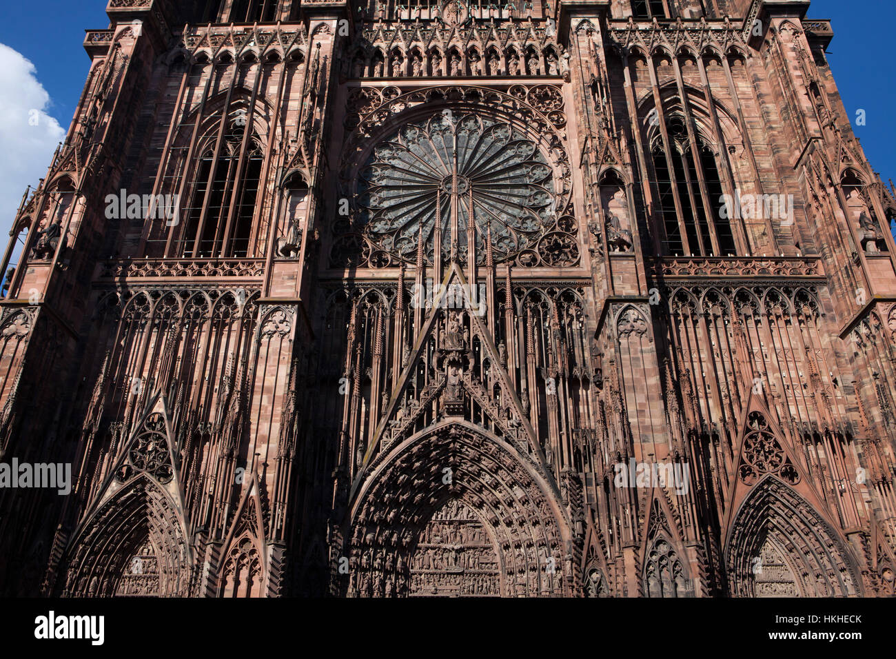 La cattedrale di Strasburgo (la cattedrale di Notre-dame de Strasbourg) raffigurato da Rue Merciere a Strasburgo, Alsazia, Francia. Foto Stock