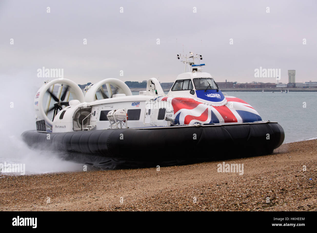 Hovercraft prendendo piede tra i passeggeri Southsea e l'Isola di Wight, Regno Unito Foto Stock