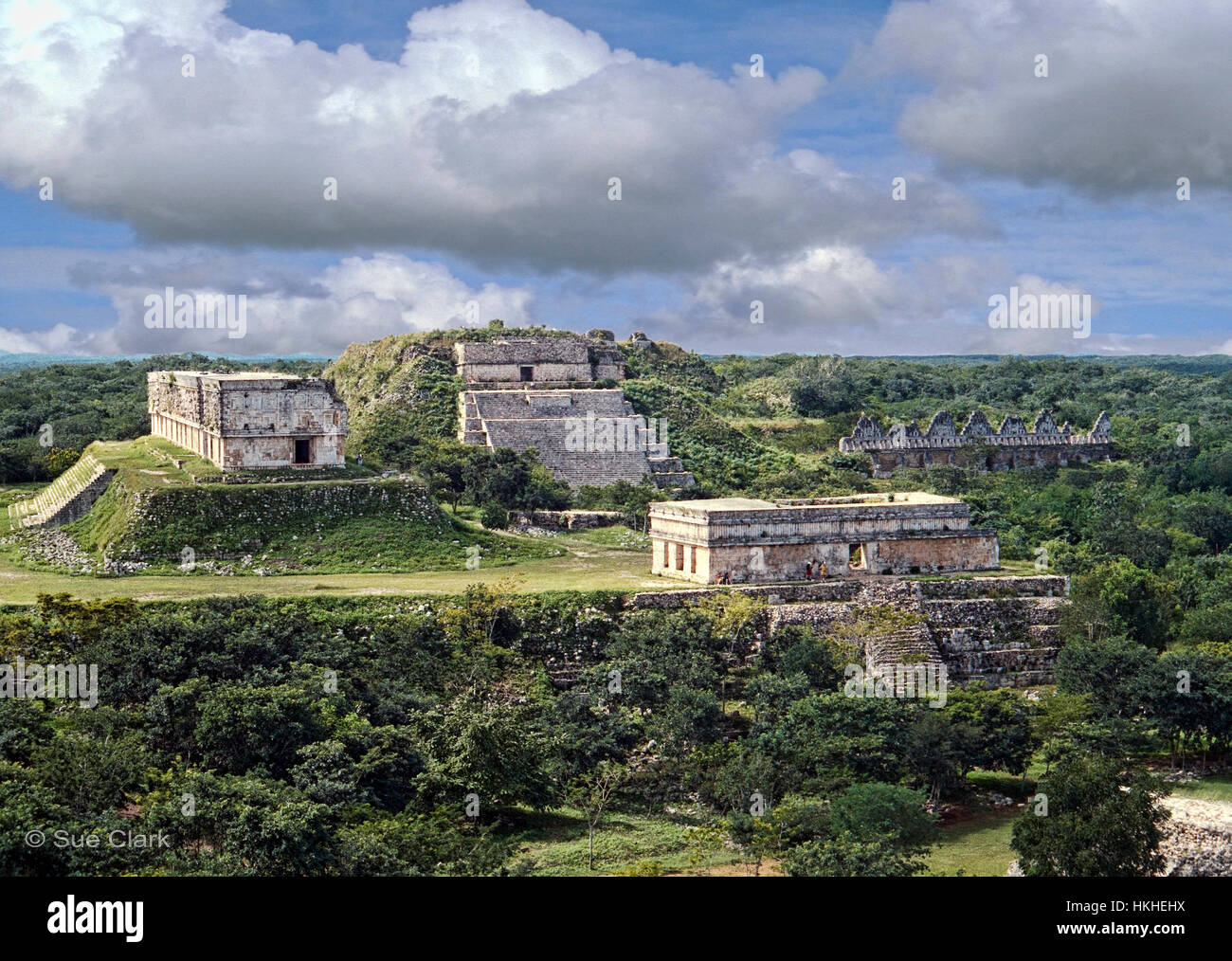 Questa è una sezione delle rovine maya di Uxmal Yucatan Messico. Il palazzo del governatore è visibile sulla sinistra. Foto Stock