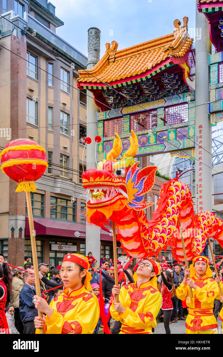Cinese cinese Dragon Dance team, Nuovo Anno Cinese Parade, Vancouver, British Columbia, Canada Foto Stock