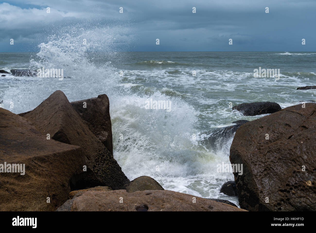 Atlantic onde che si infrangono sulle rocce di Ilha do Mel, Paraná, Brasile, Sud America Foto Stock