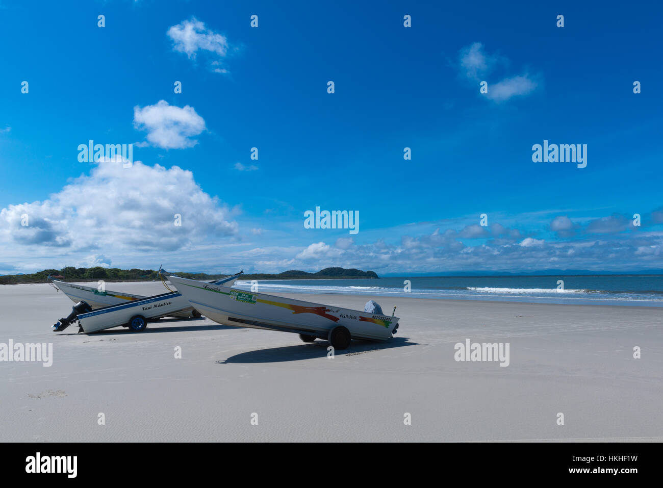 Spiaggia Praia do Istmus tra Parque Estadual e Estacao ecologica, Ilha do Mel, Paraná, Brasile, Sud America Foto Stock