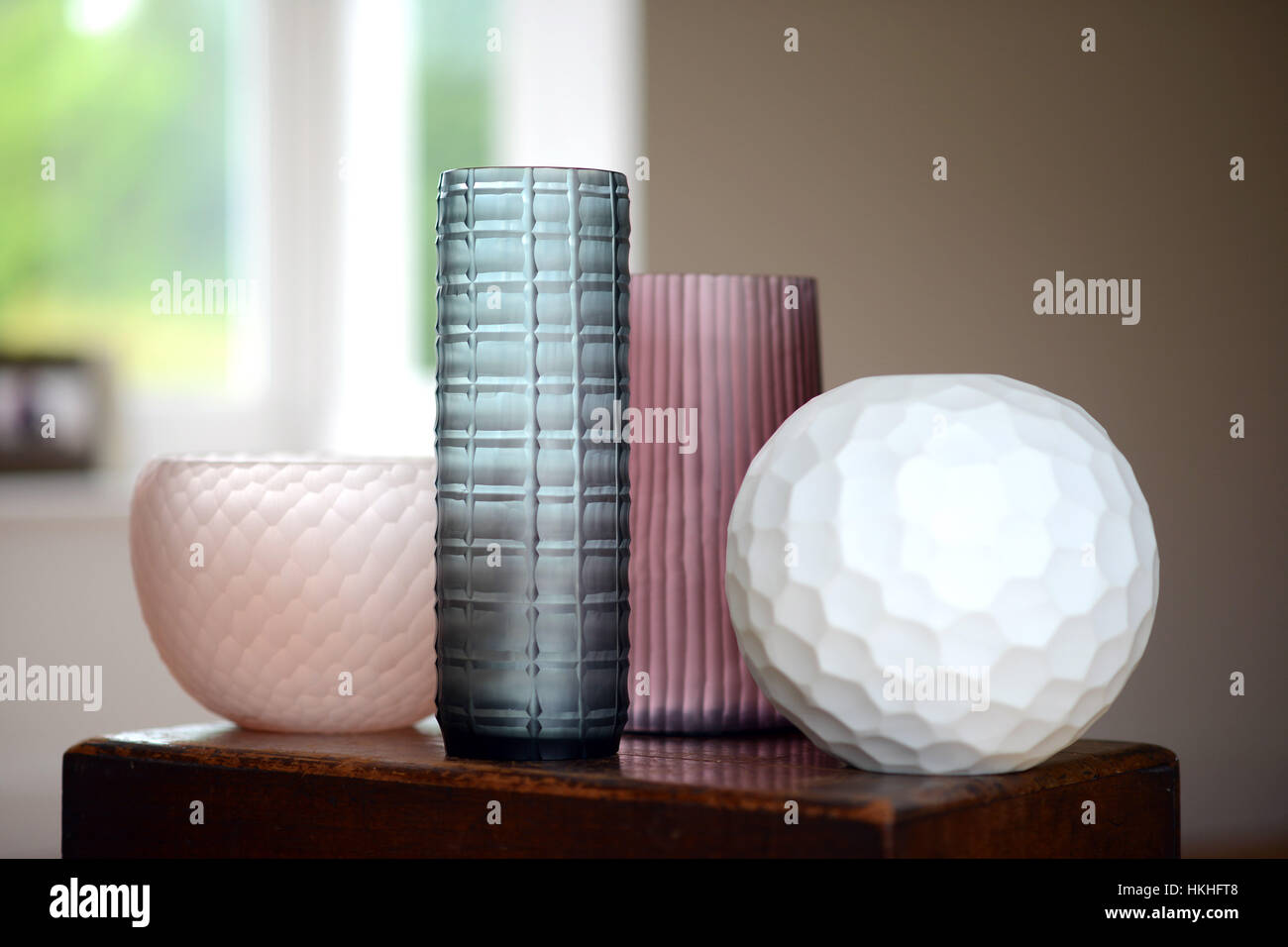 Il gruppo di quattro taglio decorativi vasi in vetro in una stanza Foto Stock