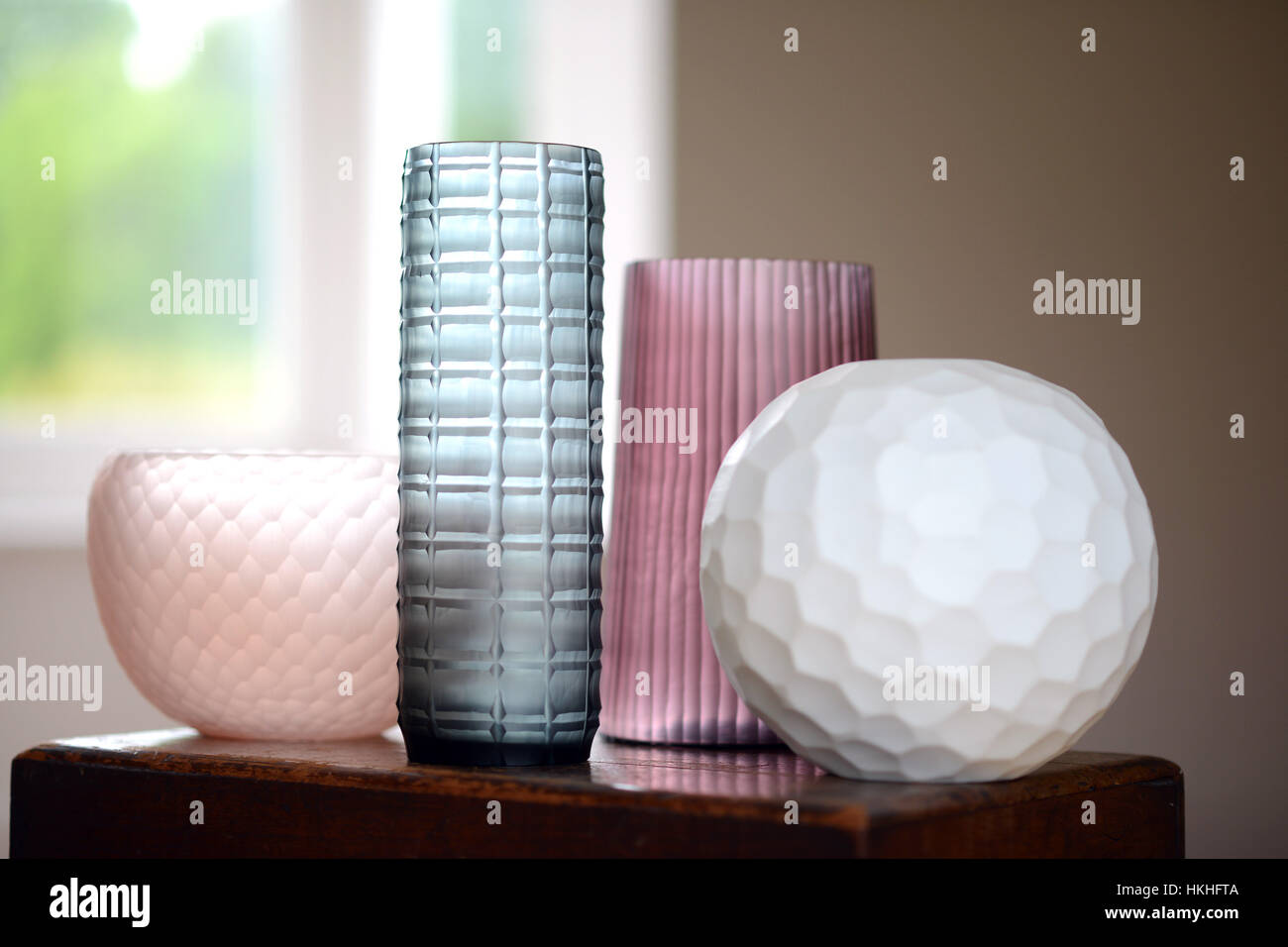 Il gruppo di quattro taglio decorativi vasi in vetro in una stanza Foto Stock