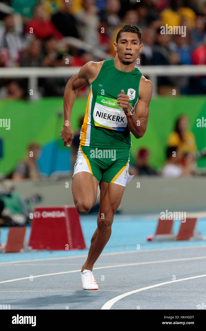 Rio de Janeiro, Brasile. Il 12 agosto 2016. Atletica, Wayde Van Niekerk  (RSA) a competere in uomini 400m riscalda al 2016 Olimpiadi estive. ©Paolo  Foto stock - Alamy