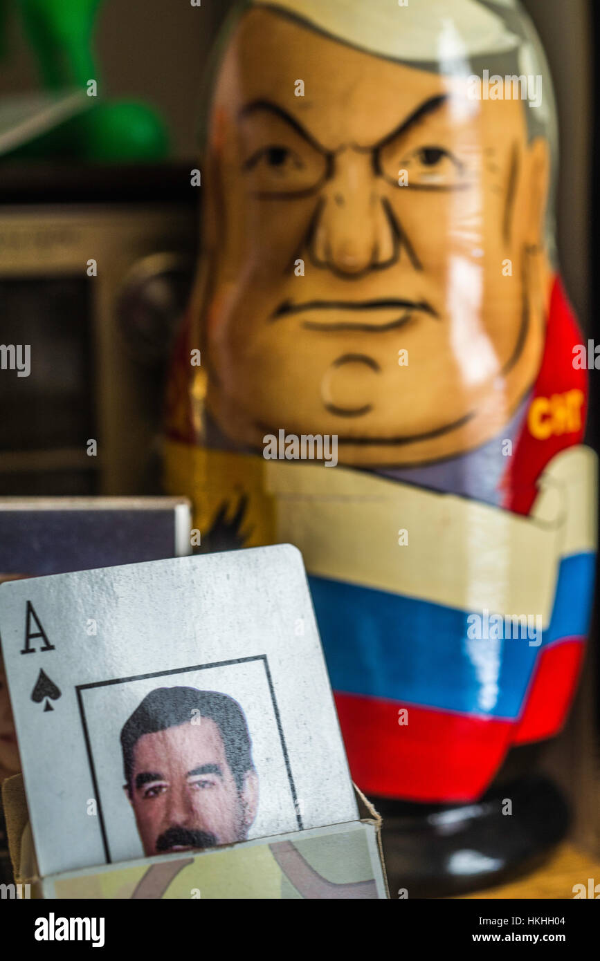 Simboli comunisti e gli elementi. Gorbaciov pulsante, Saddam Hussein la riproduzione delle carte di identità e di nidificazione Matryoshka Dolls, Boris Eltsin. Foto Stock