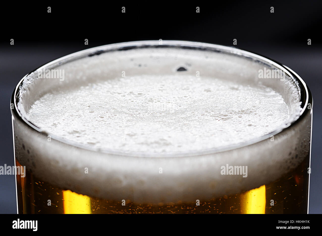 Parte superiore del bicchiere pieno con birra e bollicine di piccole dimensioni Foto Stock