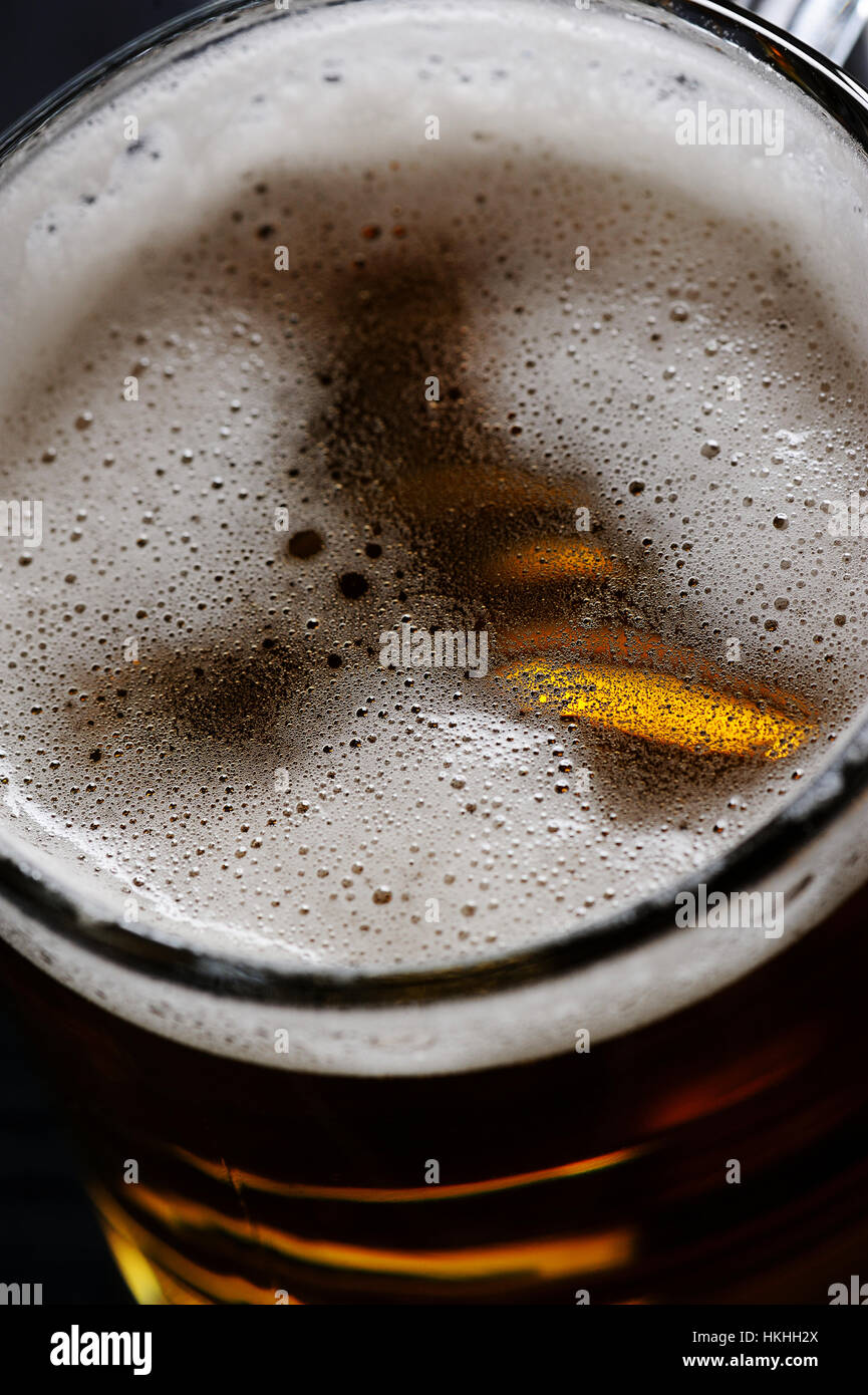 In prossimità di piccole bolle sulla schiuma della birra in vetro Foto Stock