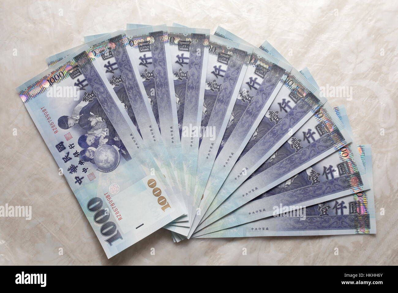 Cambio di 10000 nuovi dollari di Taiwan display sul tavolo.Moneta di 10000 nuovi dollari di Taiwan display sul tavolo. Foto Stock