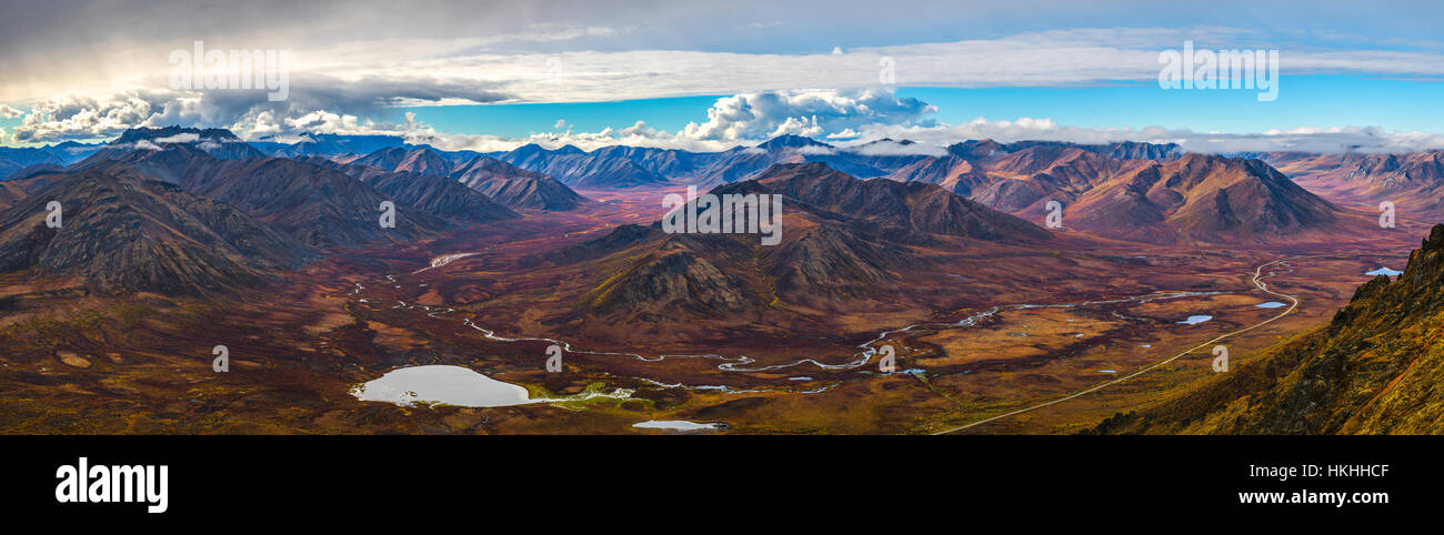 I colori autunnali nella Blackstone valley con il West Blackstone fiume che scorre attraverso di essa verso la Dempster Highway; Yukon, Canada Foto Stock