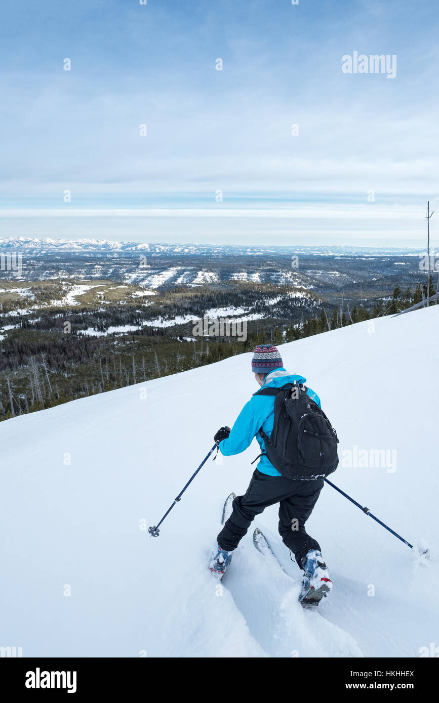 Sci Backcountry in Oregon Wallowa della montagna con Hells Canyon e Idaho sette demoni montagne sono in background. Foto Stock