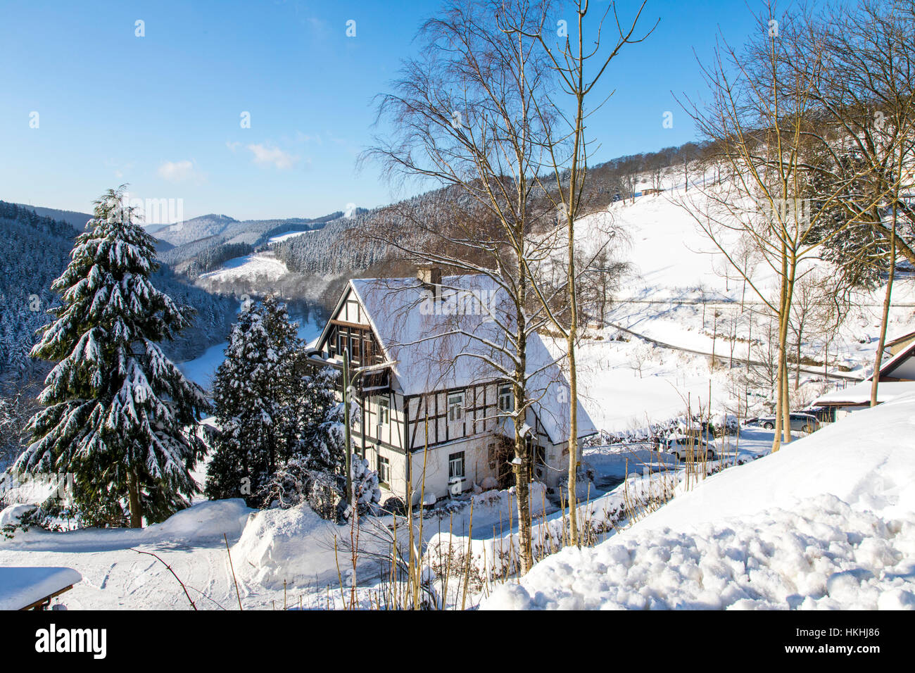 Tempo in inverno la zona di Sauerland, Germania, coperta di neve la foresta, Nordenau Foto Stock