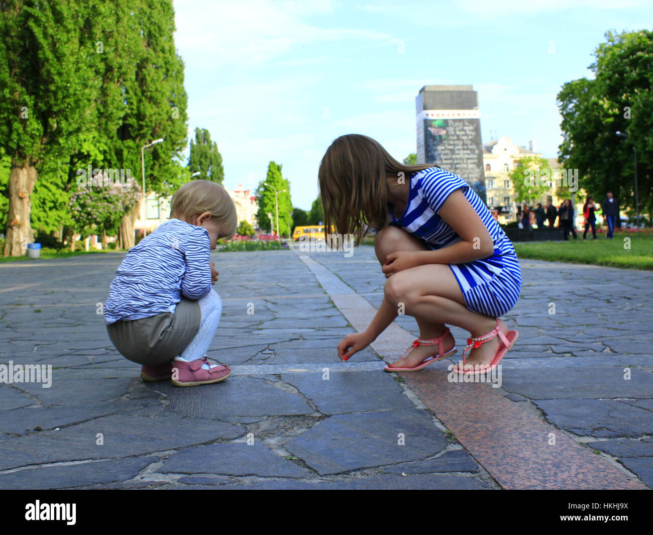 Piccole sorelle di scrivere da gesso sulla strada della città Foto Stock