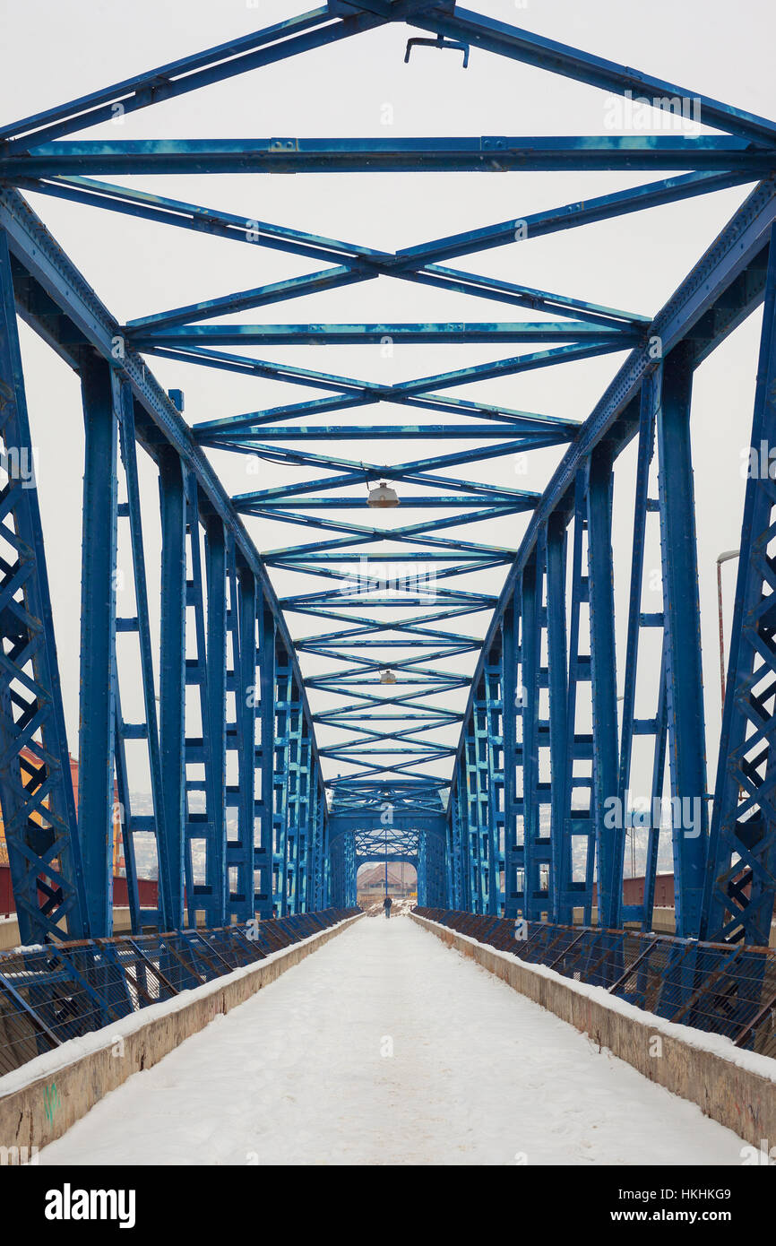 Uno walker in estremo sul ponte, stagione invernale, closeup vista sui dettagli di costruzione. Foto Stock