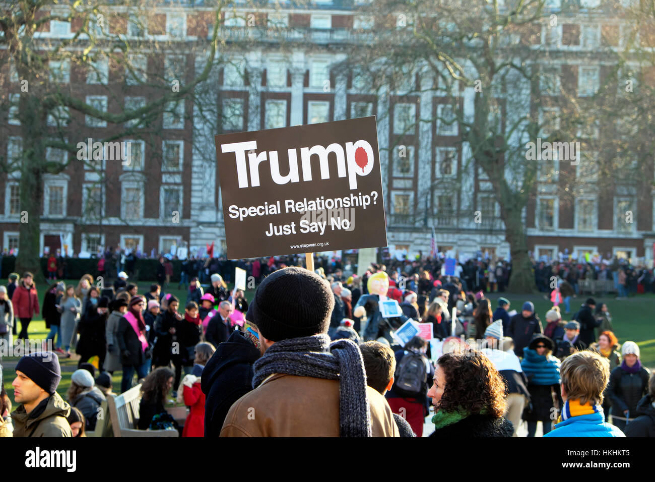 Dimostranti presso le donne del marzo su Londra raccogliere al di fuori dell'Ambasciata americana in Grosvenor Square UK 21 gennaio 2017 KATHY DEWITT Foto Stock