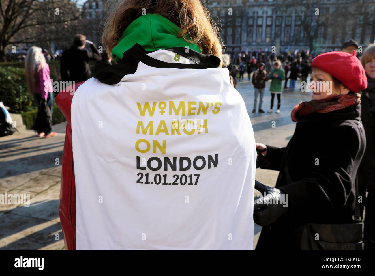 Protester indossando "Donne di marzo su Londra' tshirt al di fuori dell'Ambasciata americana in Grosvenor Square UK 21 gennaio 2017 KATHY DEWITT Foto Stock