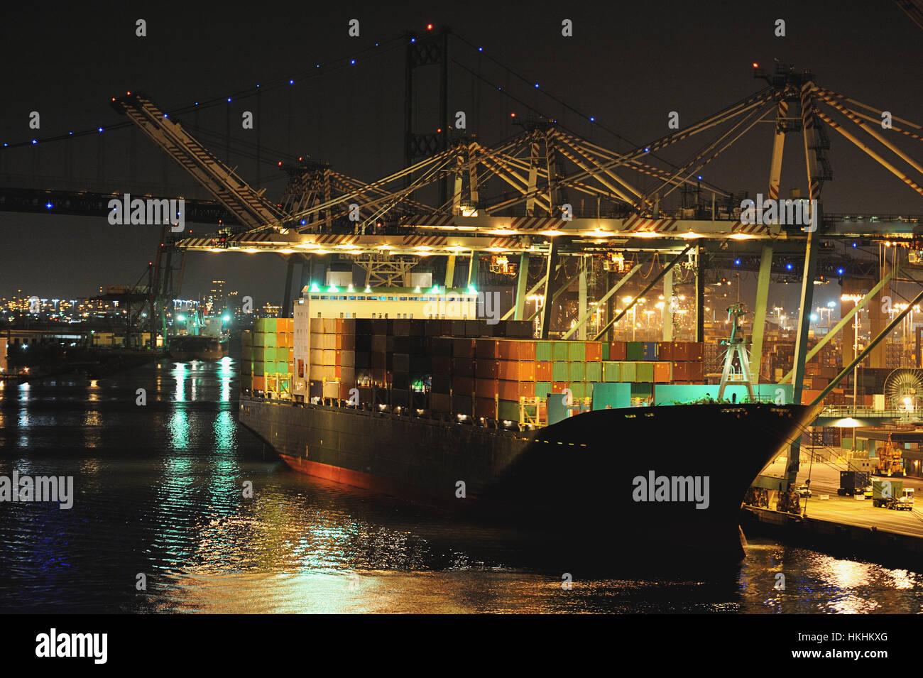 Nave da carico in porto con contenitori di notte Foto Stock