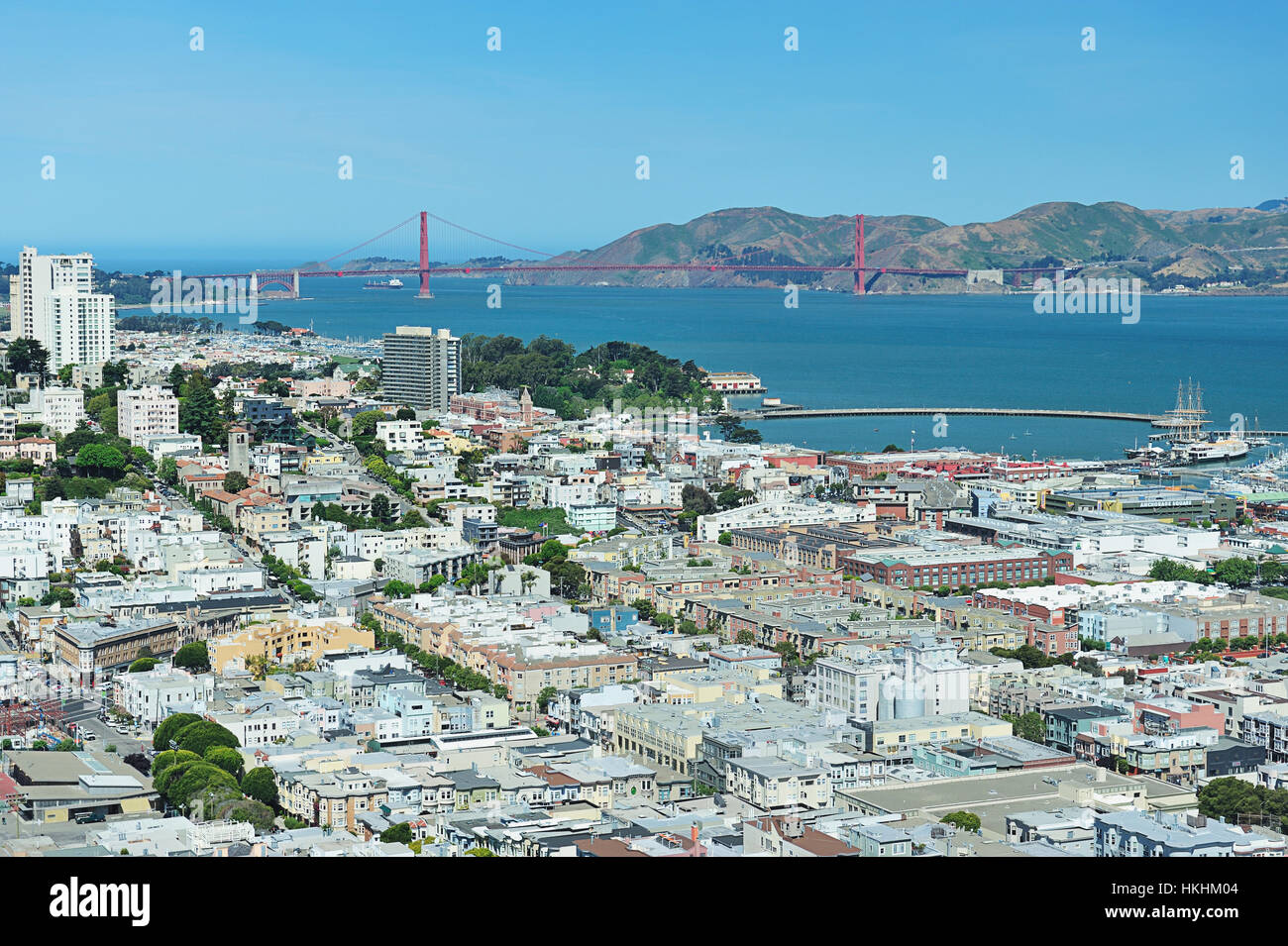 Le case di San Francisco con il Golden Gate bridge in retro Foto Stock