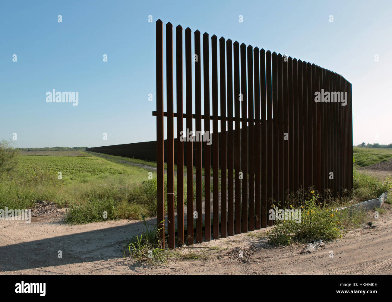 Recinzione di confine lungo la frontiera Texas-Mexico vicino a Brownsville, Texas. Foto Stock